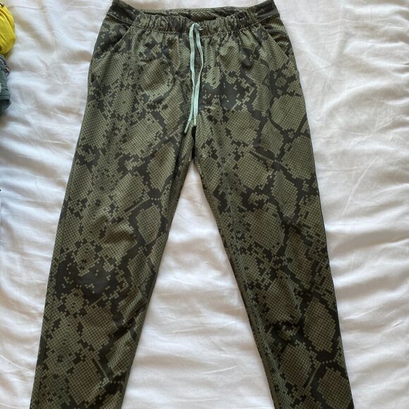 Lululemon Athletica Green Cropped Pants - Picture 12 of 13